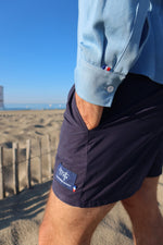 Charger l&#39;image dans la galerie, zoom sur le poignet de la chemise en tencel en denim bleu clair fabriqué en France avec détails boutons et drapeau français
