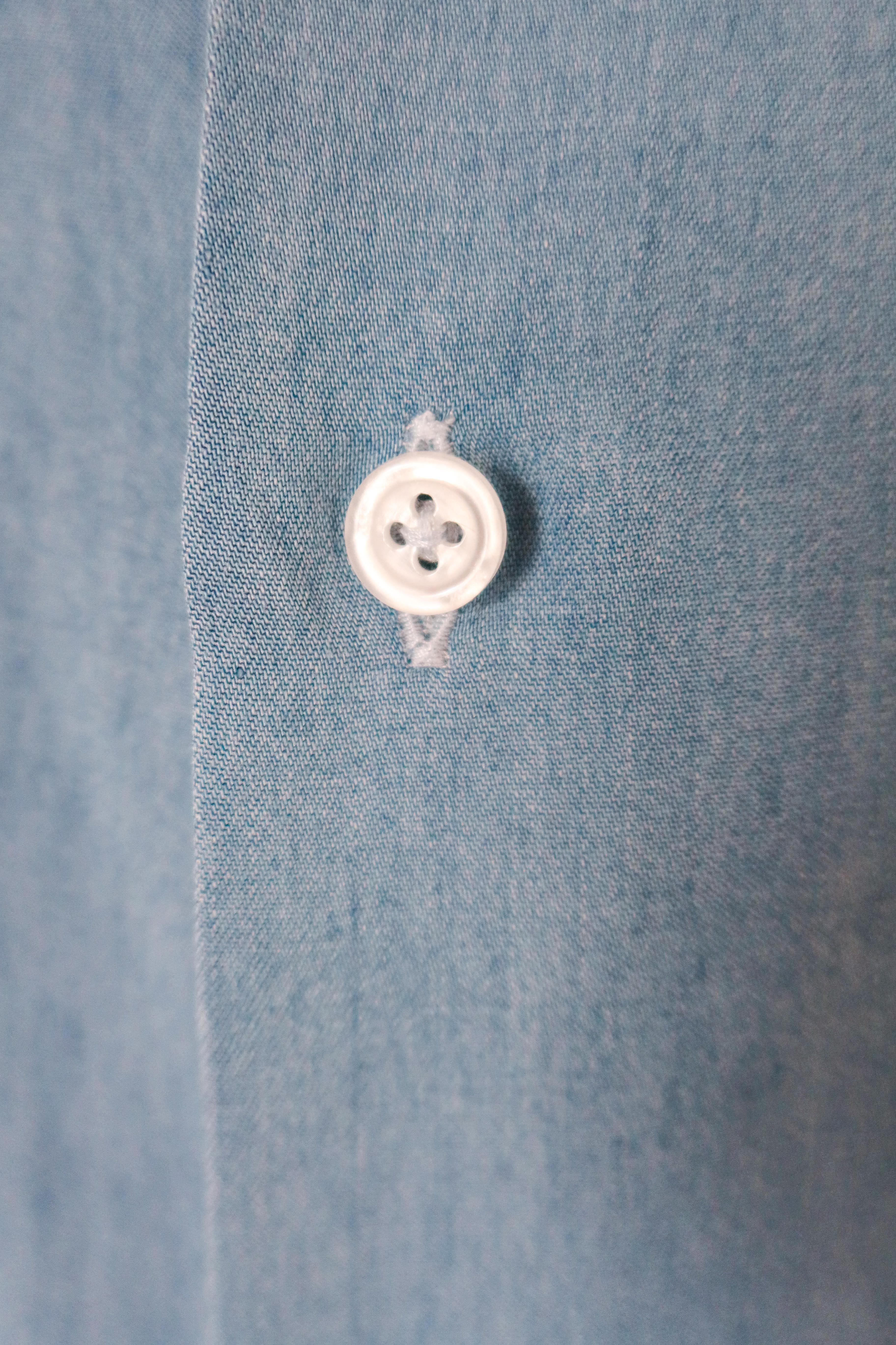 Zoom détails bouton chemise en tencel en denim bleu clair fabriqué en France