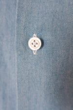 Charger l&#39;image dans la galerie, Zoom détails bouton chemise en tencel en denim bleu clair fabriqué en France
