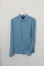 Charger l&#39;image dans la galerie, Chemise en tencel en denim bleu clair fabriqué en France sur cintre vu de face

