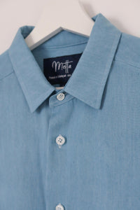 Zoom détails col de chemise en tencel en denim bleu clair fabriqué en France sur cintre