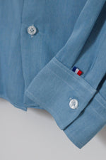 Charger l&#39;image dans la galerie, Zoom bas de chemise et poignet de chemise en tencel en denim bleu clair fabriqué en France sur cintre
