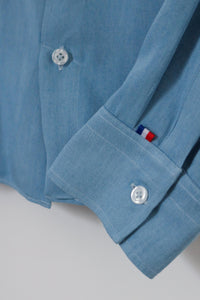 Zoom bas de chemise et poignet de chemise en tencel en denim bleu clair fabriqué en France sur cintre