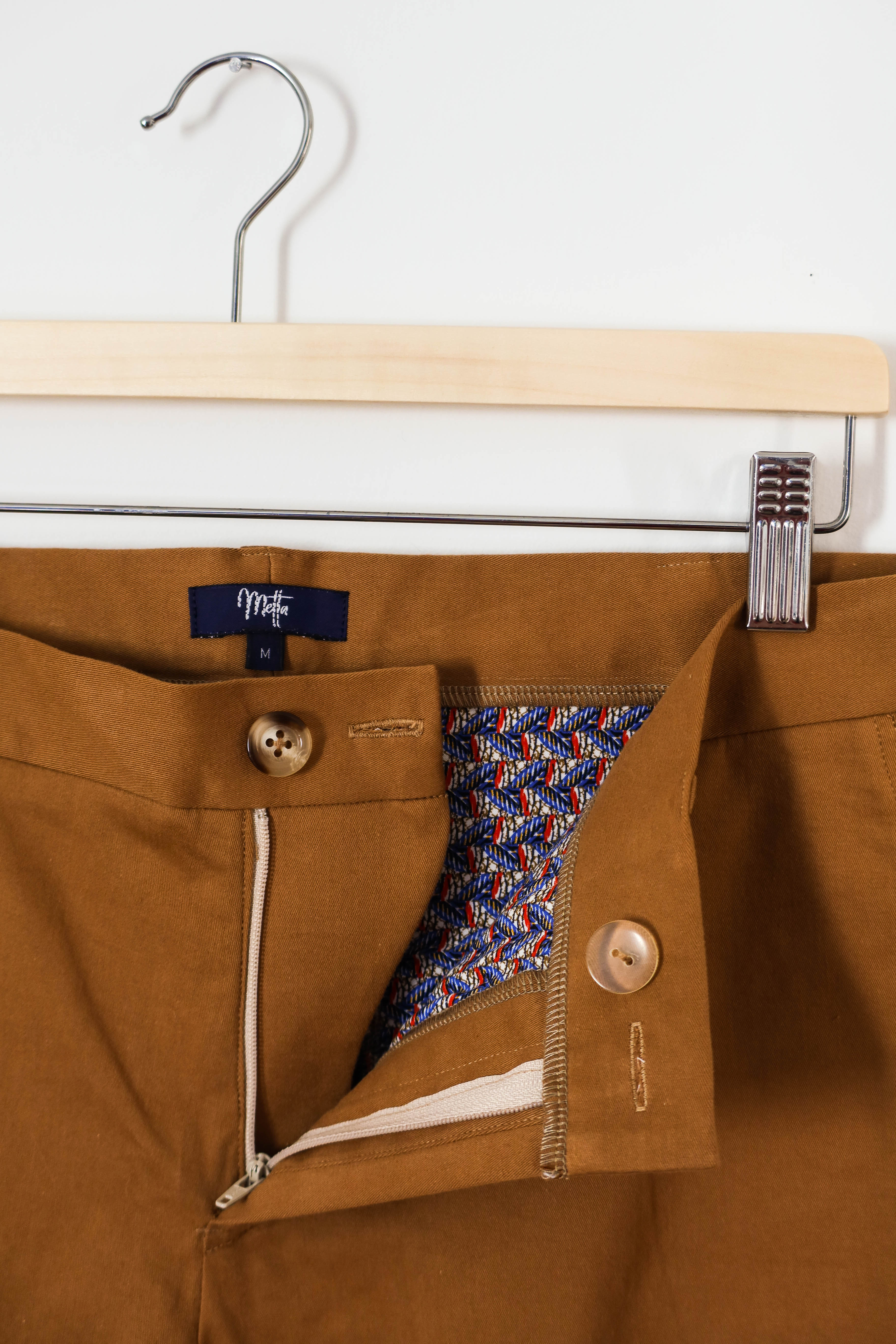 Zoom sur l'ouverture de la braguette et l'intérieur du pantalon chino de l'atelier Metta.