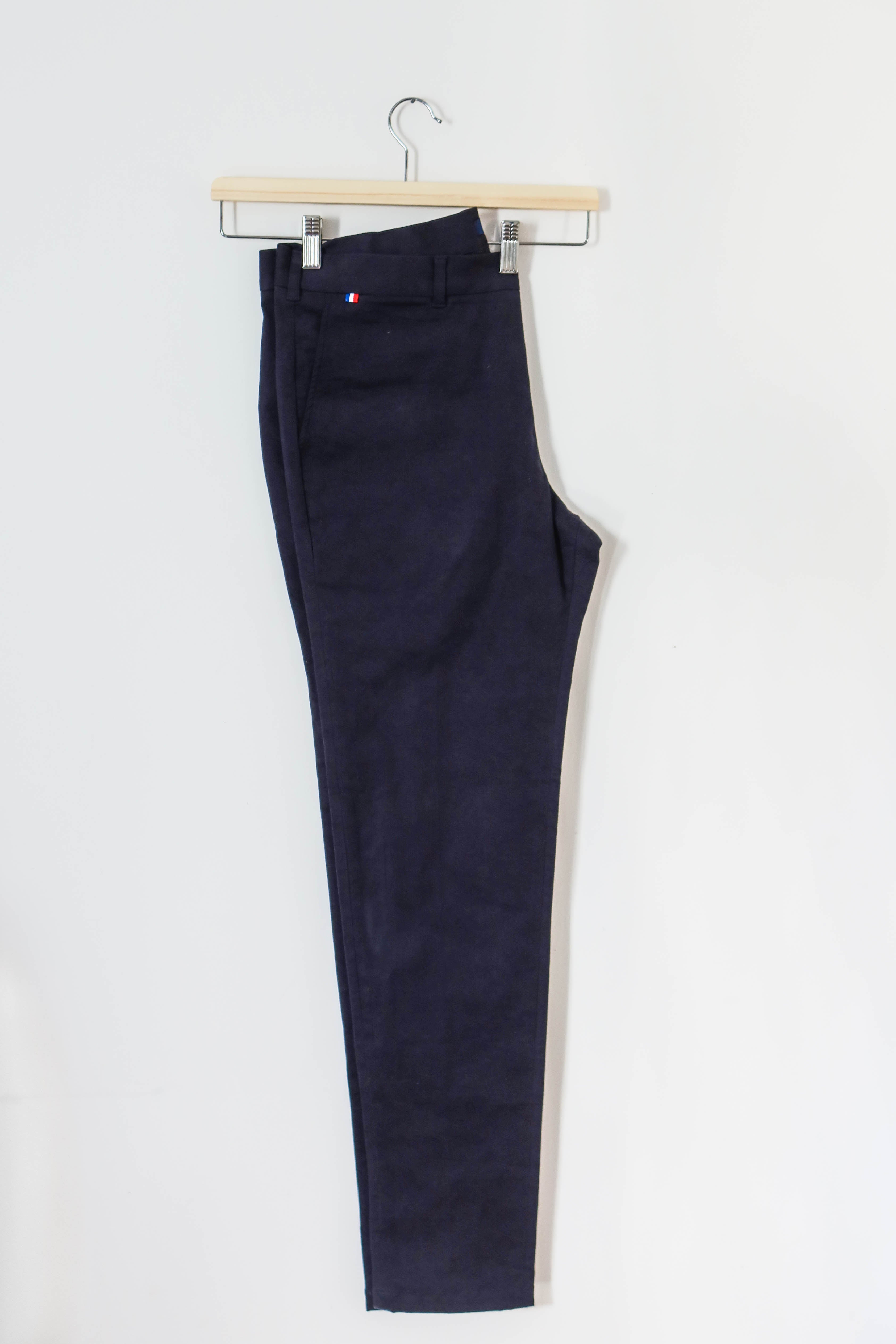 Pantalon chino bleu marine fabriqué en France, vu sur cintre. 