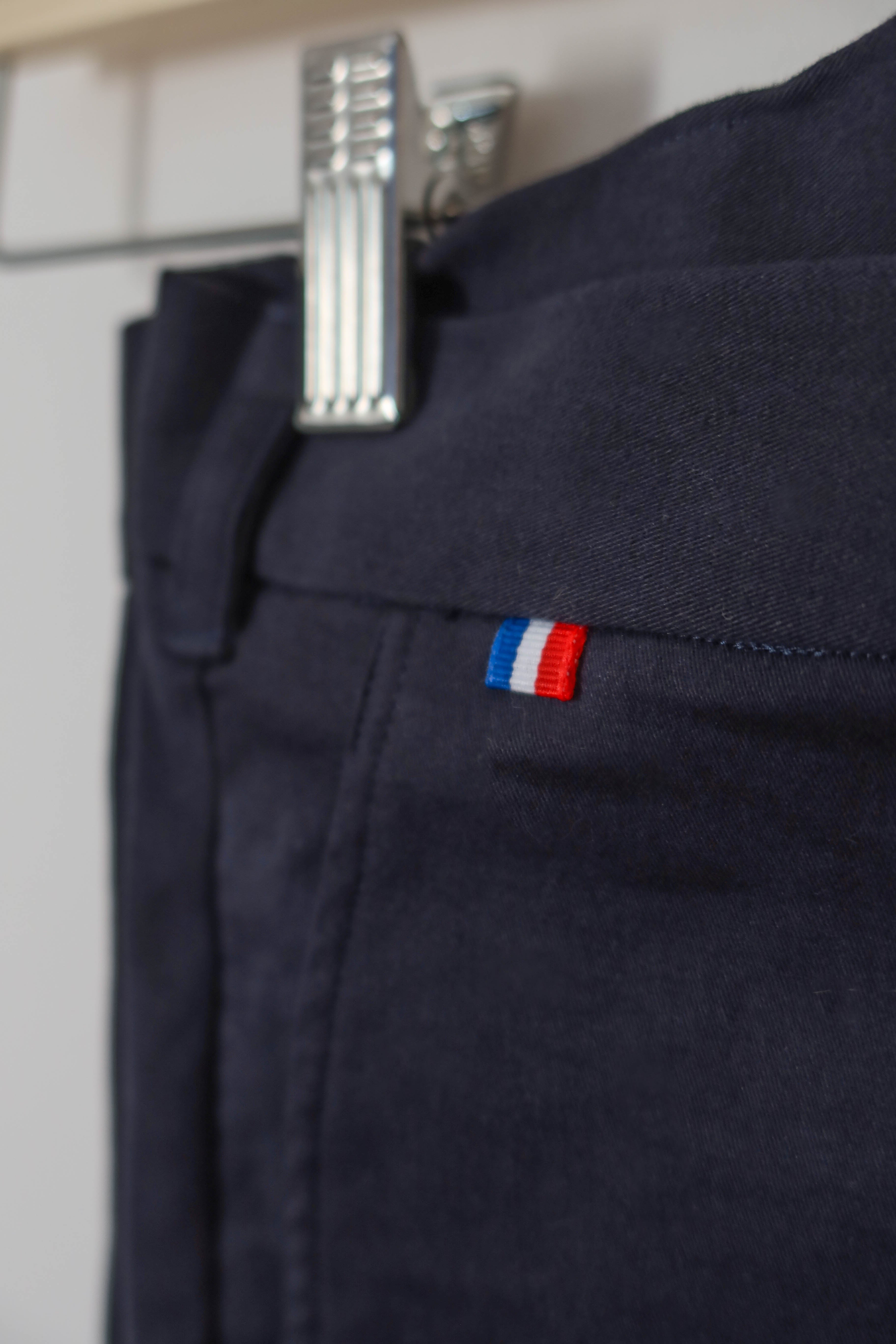 Zoom détail drapeau français sur le pantalon chino bleu marine de l'atelier Metta.