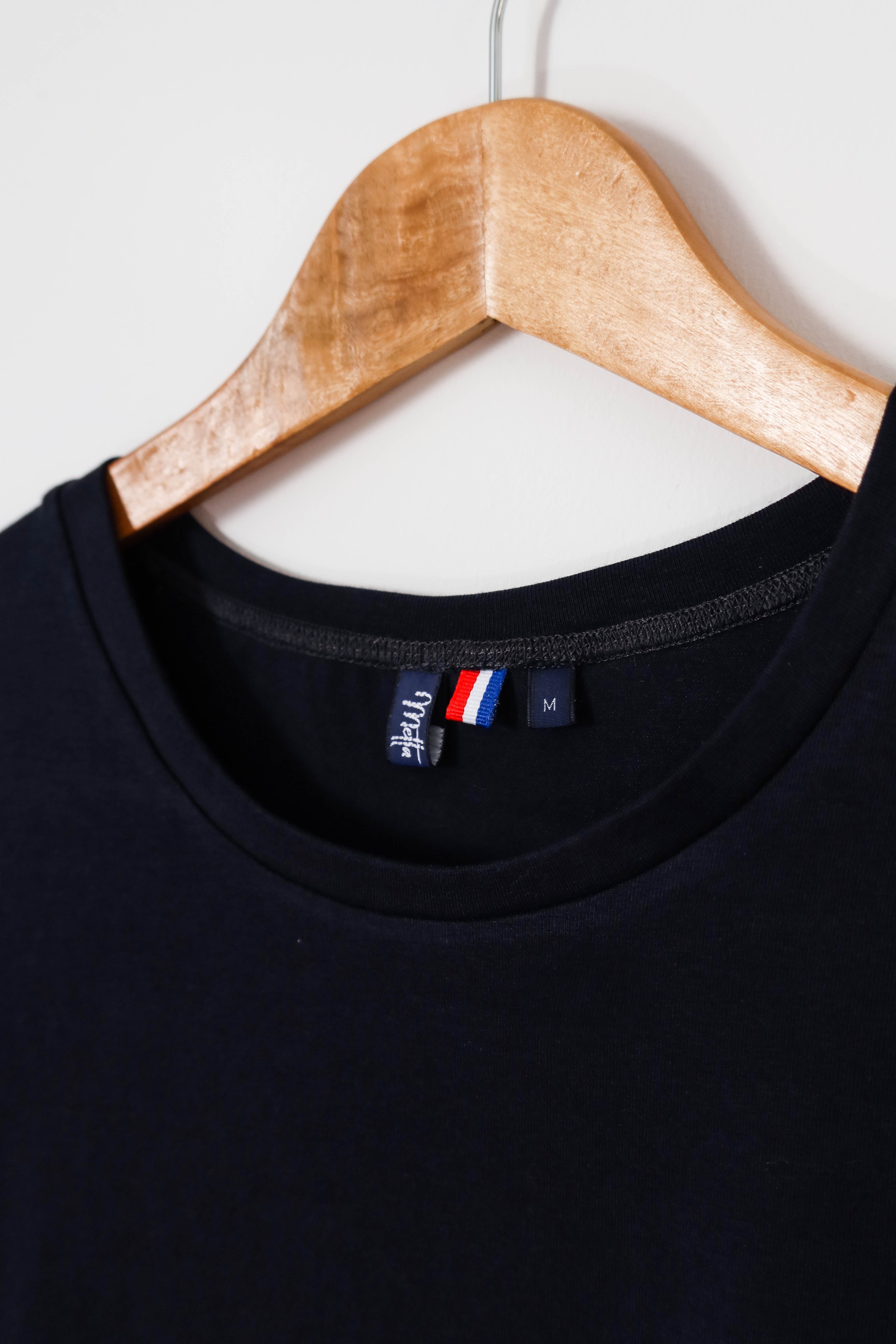 Zoom étiquette de l'encolure du t-shirt bleu marine fabriqué en France.