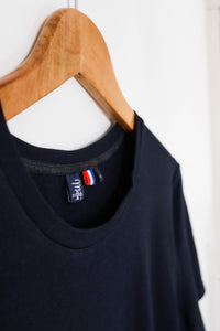 Zoom étiquette Metta du teeshirt fabriqué en France bleu marine.