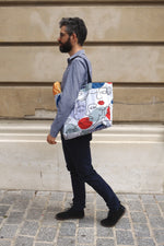 Charger l&#39;image dans la galerie, Photo du sac visages XL à l&#39;epaule sur un homme dans la rue avec une baguette
